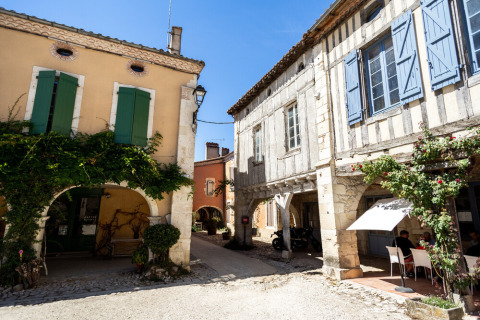 Encantadoras casas antiguas y calles tranquilas de Cazaubon, Occitanie, Francia, en un día soleado y azul.