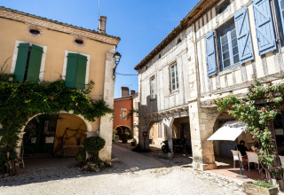 Gezellige oude gebouwen en rustige straat in Cazaubon, Occitanie, Frankrijk op een zonnige dag met blauwe lucht.