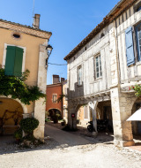 Malerische, historische Gebäude und Gassen in Cazaubon, Occitanie, Frankreich an einem sonnigen Tag.