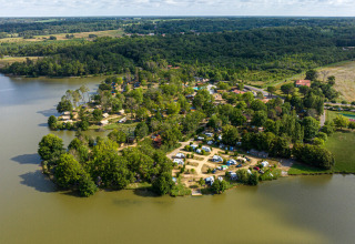 Vue aérienne d'Huttopia Lac de l'Uby - Gers, parc de vacances au bord du lac et entouré de forêts en Occitanie.