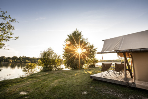 Atardecer junto al lago en Huttopia Lac de l'Uby - Gers, parque vacacional en Occitania, Francia, con tienda.