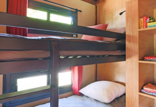 Zona notte con letti a castello e finestre nella Gypsy caravan al Camping Valkenburg - Maastricht, Paesi Bassi.