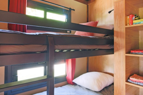 Zona notte con letti a castello e finestre nella Gypsy caravan al Camping Valkenburg - Maastricht, Paesi Bassi.