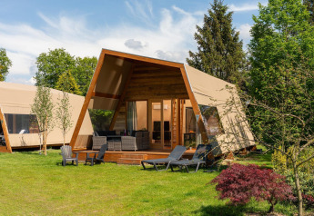 Safari-teltet Tent lodge XL med sanitære faciliteter på Holiday Resort 't Schuttenbelt i Holland, omgivet af natur.