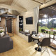 Indbydende tiny house interiør med moderne møbler, stort vindue og udesidende i Urban-Gardens, Belgien.