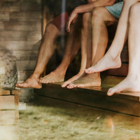 Menschen entspannen in einer Sauna mit Holzbänken, aufgenommen in der Nähe von Cazaubon, Occitanie, Frankreich.