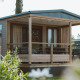 Tiny Lodge på Holiday park De Boshoek i Holland, et charmerende lille hus med træveranda og flotte omgivelser.