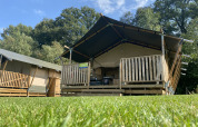 Tienda safari con sanitario privado en Camping Dal van de Mosbeek, Países Bajos, vista desde el césped.