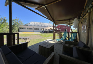 Blick von der Safari-Zeltterrasse im Glampingzelt Per Amore del Vino in Italien mit Lounge- und Gartenmöbeln.