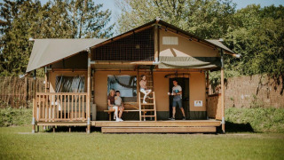 Familia disfruta de una estancia en la Ranger lodge en Camping Si-Es-An en los Países Bajos, rodeados de naturaleza.