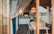 Lodge bien-être moderne à Ackerlodges Ruinerwold BV, Pays-Bas, avec cuisine et coin repas chaleureux.