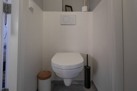 Inodoro moderno suspendido en baño minimalista en Wellness lodge, Ackerlodges Ruinerwold BV, Países Bajos.