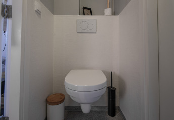 Inodoro moderno suspendido en baño minimalista en Wellness lodge, Ackerlodges Ruinerwold BV, Países Bajos.