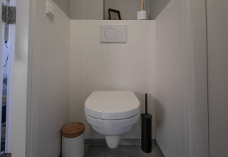 WC sospeso moderno in bagno minimalista presso Wellness lodge, Ackerlodges Ruinerwold BV, Paesi Bassi.