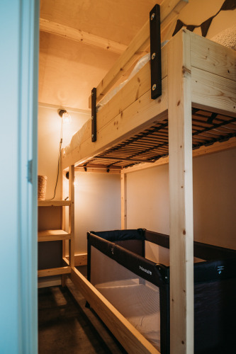 Acogedora litera y cuna en wellness lodge de Ackerlodges Ruinerwold BV, Países Bajos.