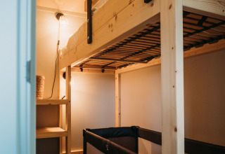 Sfeervol stapelbed en babybedje in Wellness lodge bij Ackerlodges Ruinerwold BV, Nederland.