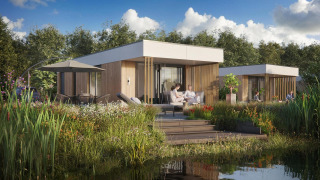 Lodge acuático moderno con fachada de madera y terraza junto a un estanque en Hofparken Wiltershaar, Países Bajos.