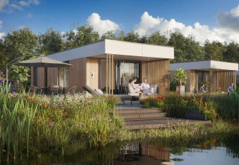 Lodge acuático moderno con fachada de madera y terraza junto a un estanque en Hofparken Wiltershaar, Países Bajos.