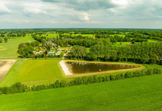 Luftaufnahme vom Ferienpark 't Schuttenbelt in Overijssel, Niederlande, umgeben von grünen Feldern und Bäumen.