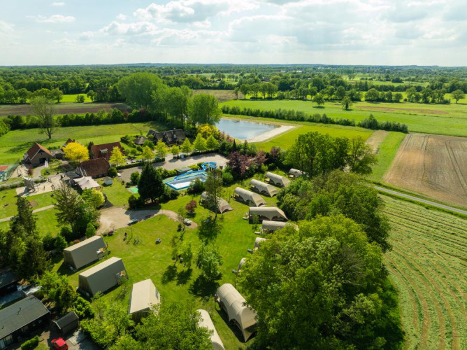 Luftaufnahme vom Holiday Resort 't Schuttenbelt in Overijssel, Niederlande, mit Zelten und Pool.