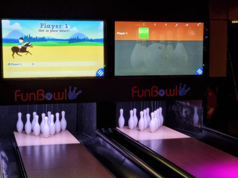 Pistas de bolos interiores con marcadores digitales en FunBowl, una atracción del Vakantiepark de Zeeuwse Parel.