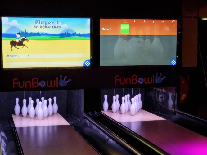Bowlingbahnen mit digitalen Anzeigetafeln im FunBowl, ein Highlight im Vakantiepark de Zeeuwse Parel in Zeeland.