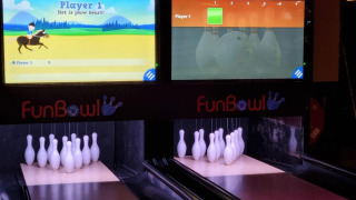 Pistas de bolos interiores con marcadores digitales en FunBowl, una atracción del Vakantiepark de Zeeuwse Parel.