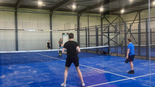 Cancha de pádel cubierta en Vakantiepark de Zeeuwse Parel, Zeeland, con personas jugando un partido.