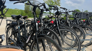 Bicicletas aparcadas en Vakantiepark de Zeeuwse Parel, un parque de vacaciones en Zelanda, Países Bajos.