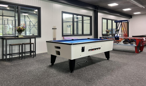Salle de jeux avec table de billard et air hockey au Vakantiepark de Zeeuwse Parel en Zélande, Pays-Bas.