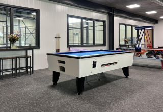 Sala de juegos con mesa de billar y mesa de air hockey en Vakantiepark de Zeeuwse Parel, Zelanda, Países Bajos.