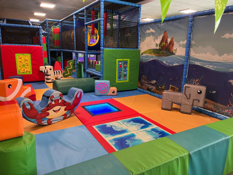 Parco giochi al coperto con blocchi morbidi e animali al Vakantiepark de Zeeuwse Parel a Zeeland, Paesi Bassi.