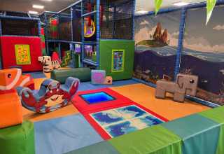 Parco giochi al coperto con blocchi morbidi e animali al Vakantiepark de Zeeuwse Parel a Zeeland, Paesi Bassi.