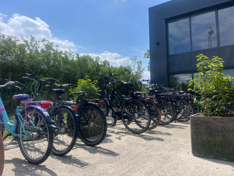 Bicicletas aparcadas frente a un edificio en Vakantiepark de Zeeuwse Parel, en Zeeland, Países Bajos, un día soleado.