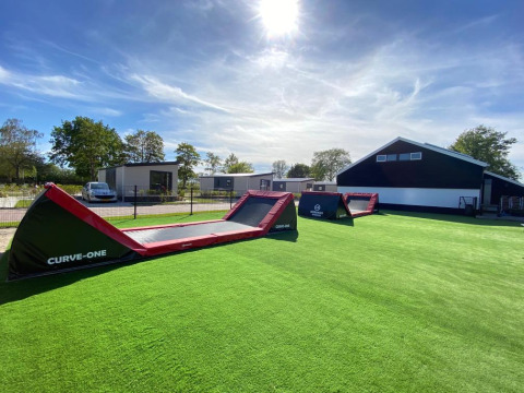 Zona exterior soleada en Vakantiepark de Zeeuwse Parel, Zelanda, Países Bajos, con equipos deportivos modernos.