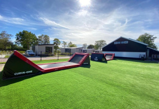 Solrigt udendørs område i Vakantiepark de Zeeuwse Parel, Zeeland, Holland med moderne faciliteter.