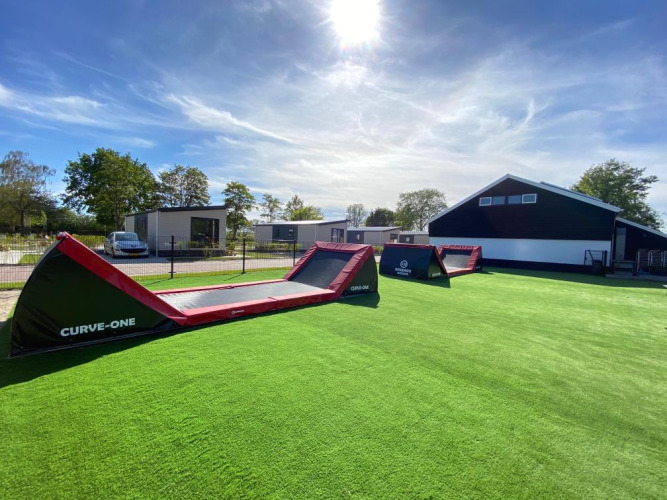 Sonniger Außenbereich im Vakantiepark de Zeeuwse Parel in Zeeland, Niederlande mit modernen Geräten.