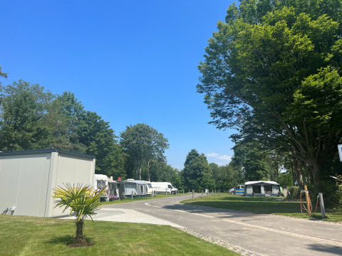 Caravanas y casas móviles en Vakantiepark de Zeeuwse Parel, un parque vacacional en Zelanda, Países Bajos, en un día soleado.