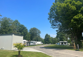 Caravan e case mobili al Vakantiepark de Zeeuwse Parel, parco vacanze in Zelanda, Paesi Bassi, in una giornata soleggiata.