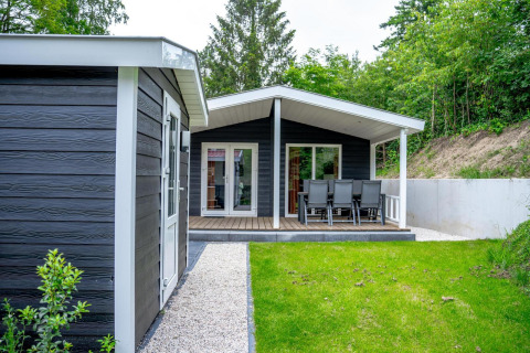 Casa familiar con revestimiento negro y terraza comedor en De Thijmse Berg, Países Bajos, junto a la naturaleza.