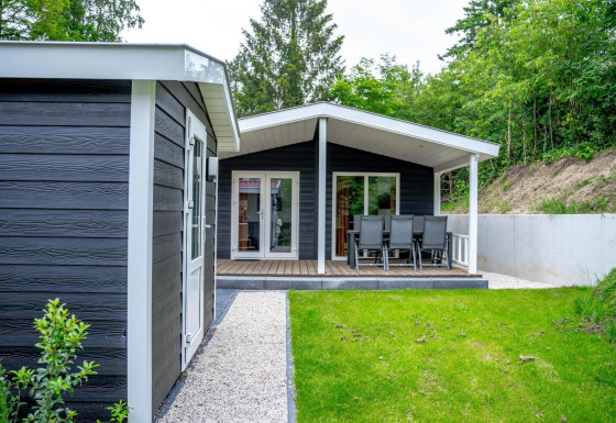 Casa familiar con revestimiento negro y terraza comedor en De Thijmse Berg, Países Bajos, junto a la naturaleza.