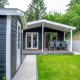 Familie-lodge med sort træbeklædning og terrasse med spisebord, ligger ved De Thijmse Berg i Holland.