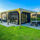 Moderne Eco Lodge ved Uniq Leisure i Holland med store vinduer, træterrasse og udendørs spiseområde.