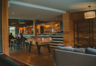 Moderne, hyggelig bar og loungeområde med bordfodbold i Huttopia Baie du Mont St Michel, Bretagne, Frankrig.