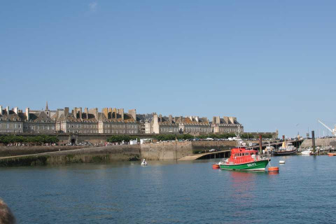 Vista del puerto cerca de Baguer Pican - Dol de Bretagne en Bretaña, Francia, con barcos y edificios antiguos.