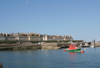 Havneområde nær Baguer Pican - Dol de Bretagne i Bretagne, Frankrig, med både og historiske bygninger.
