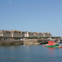 Vista del puerto cerca de Baguer Pican - Dol de Bretagne en Bretaña, Francia, con barcos y edificios antiguos.