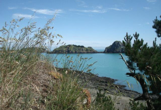 Kustlandschap in de buurt van Baguer Pican - Dol de Bretagne in Bretagne, Frankrijk, met helderblauw water.