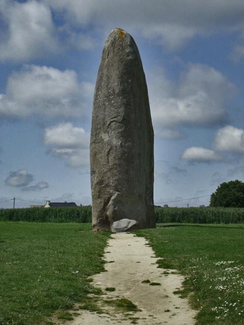 Gran piedra erguida en un campo verde cerca de Baguer Pican, Dol de Bretagne, en Bretaña, Francia.