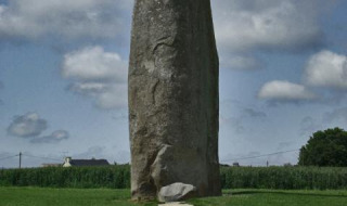 Gran piedra erguida en un campo verde cerca de Baguer Pican, Dol de Bretagne, en Bretaña, Francia.